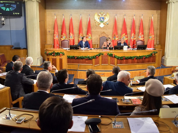 Quốc hội mới Montenegro họp phiên đầu tiên tại thủ đô Podgorica ngày 24/11. (Nguồn: EPA/TTXVN) Ông Ivan Brajovic được bầu làm Chủ tịch Quốc hội Montenegro ảnh 1