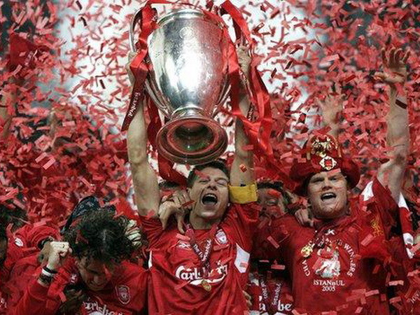 Steven Gerrard nâng cúp vô địch UEFA Champions League 2005. (Nguồn: PA) Steven Gerrard giải nghệ: Tạm biệt “Thủ lĩnh tuyệt đối” ảnh 1