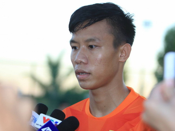 Trung vệ Quế Ngọc Hải trả lời phỏng vấn báo chí sau buổi tập. (Ảnh: Minh Tiến/TTXVN) Quế Ngọc Hải: Công Phượng cần thêm thời gian để trưởng thành ảnh 1