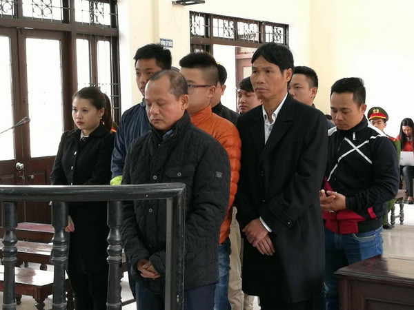 Bị cáo Nguyễn Ngọc Minh và các đồng phạm tại phiên xét xử phúc thẩm sáng ngày 25/11. (Ảnh: Thái Hùng/TTXVN) Hoãn phiên tòa xét xử phúc thẩm vụ án "Minh Sâm" và đồng phạm ảnh 1