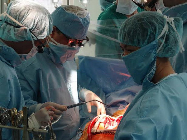 Mổ thành công cấy tim nhân tạo bán phần đầu tiên ở Việt Nam ảnh 1