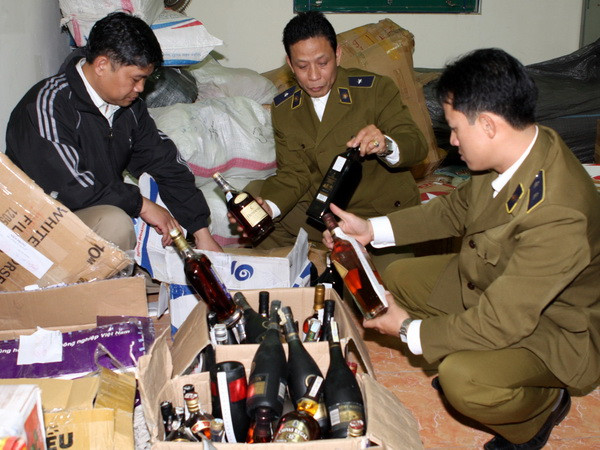 Tây Ninh tiêu hủy gần 700 chai rượu ngoại nhập lậu ảnh 1