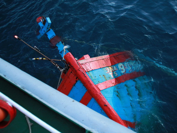 Trục vớt thành công tàu đánh cá bị tàu Trung Quốc đâm chìm ảnh 1