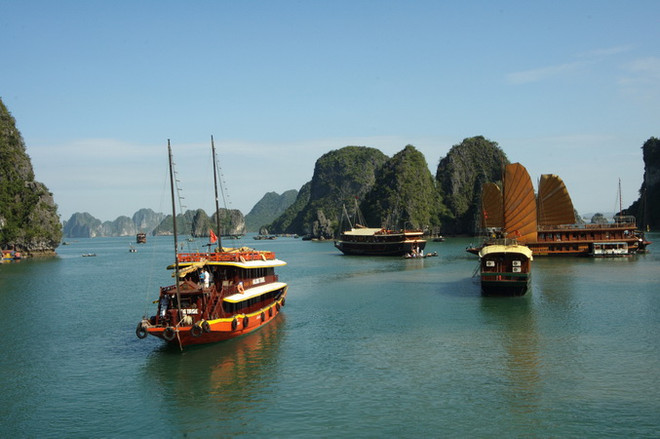 Đình chỉ thuyền trưởng và thuyền viên làm xấu hình ảnh Vịnh Hạ Long ảnh 1