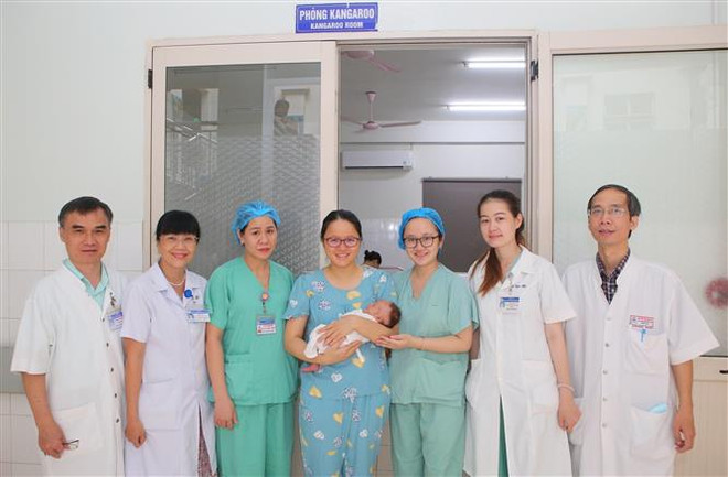 Bệnh nhi được xuất viện sau khi được các bác sỹ Trung tâm Nhi khoa, Bệnh viện Trung ương Huế được phẫu thuật 2 lần cùng điều trị nội nhi tích cực trong 39 ngày. (Ảnh: TTXVN phát) Thừa Thiên-Huế: Cứu sống trẻ sơ sinh xoắn nghẹt ruột non hiếm gặp ảnh 1