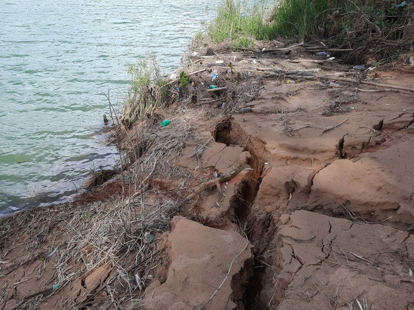 Sạt lở bờ sông ở Quảng Trị ngày càng trầm trọng sau các đợt lũ lụt ảnh 1