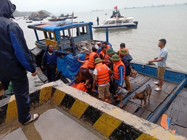 Quảng Nam: Cứu 10 thuyền viên và du khách bị chìm tàu trên biển Hội An ảnh 1