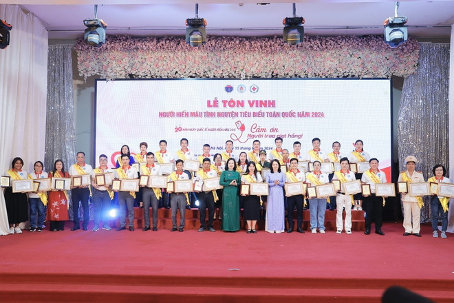 Bộ trưởng Bộ Y tế Đào Hồng Lan và Chủ tịch Trung ương Hội Chữ thập đỏ Việt Nam Bùi thị Hòa tặng Bằng khen và tôn vinh người hiến máu tiêu biểu năm 2024. (Ảnh: Minh Quyết/TTXVN) ttxvn_ton_vinh_nguoi_hien_mau_tinh_nguyen_tieu_bieu_toan_quoc_nam_20241.jpg