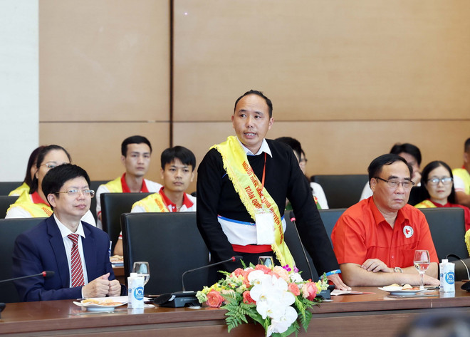 Đại biểu Ma A Sà, tỉnh Lai Châu phát biểu. (Ảnh: Thống Nhất/TTXVN) ttxvn_hien mau 2.jpg