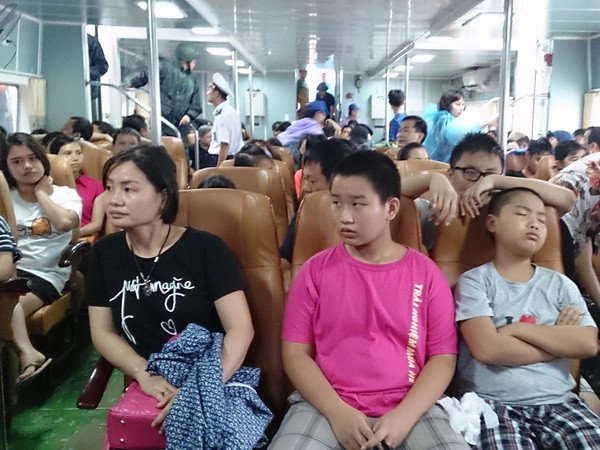 136 hành khách mắc kẹt cuối cùng đã rời đảo Cô Tô an toàn ảnh 1