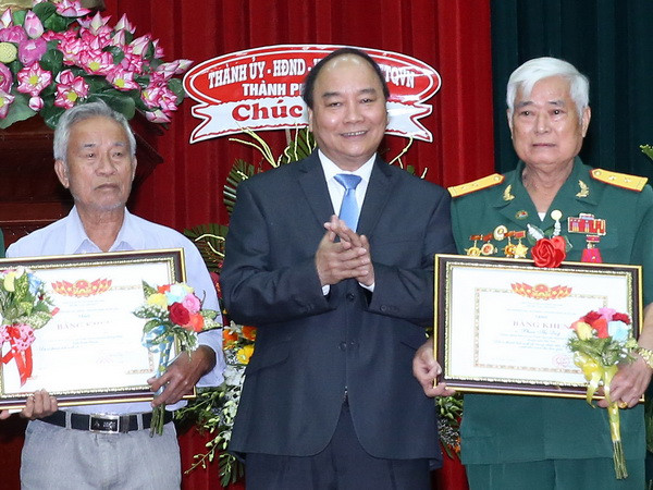 Thủ tướng dự Hội nghị biểu dương người có công với cách mạng ảnh 1