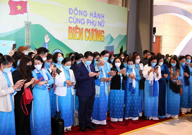 Triển lãm “Hội Liên hiệp Phụ nữ Việt Nam-viết tiếp những ước mơ” ảnh 2