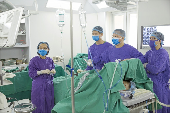 Tiến sỹ, bác sỹ Phan Lê Thắng cùng êkíp mổ phẫu thuật nội soi cho bệnh nhân. (Ảnh: Bệnh viện cung cấp) Đi khám ruột thừa, bệnh nhân phát hiện bị mắc ung thư hiếm gặp ảnh 1
