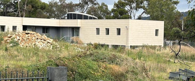 Tòa nhà nằm trong khuôn viên khu đất mà Nga thuê ở ngoại ô Yarralumla. (Nguồn: AP) Nga kiện Australia về quyết định thu hồi đất xây Đại sứ quán ảnh 1