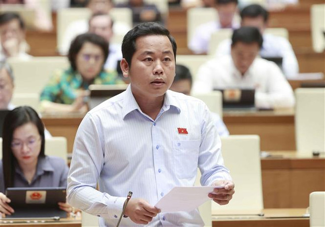 Đại biểu Quốc hội tỉnh Bà Rịa-Vũng Tàu Dương Tấn Quân phát biểu ý kiến. (Ảnh: Doãn Tấn/TTXVN) Cần có chế tài cụ thể xử lý vi phạm về lấn chiếm đất quốc phòng ảnh 1