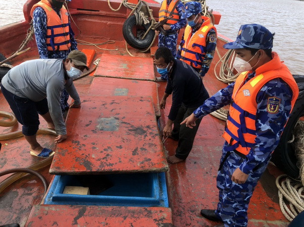 Kiên Giang: Bắt giữ tàu chở 60.000 lít dầu DO không rõ nguồn gốc ảnh 1