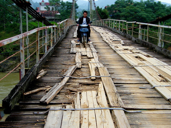 Cấm lưu thông qua 3 cầu treo xuống cấp ở Quảng Ngãi ảnh 1