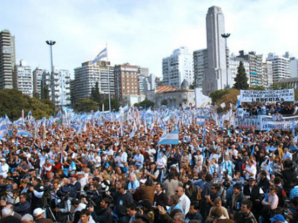 Hàng nghìn người Argentina tuần hành đòi tăng lương ảnh 1