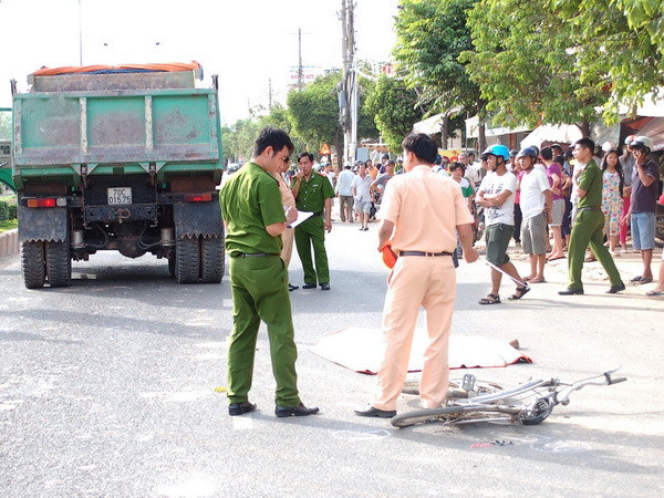 Hai nữ sinh đi xe đạp điện bị cuốn vào gầm xe tải, một người chết ảnh 1