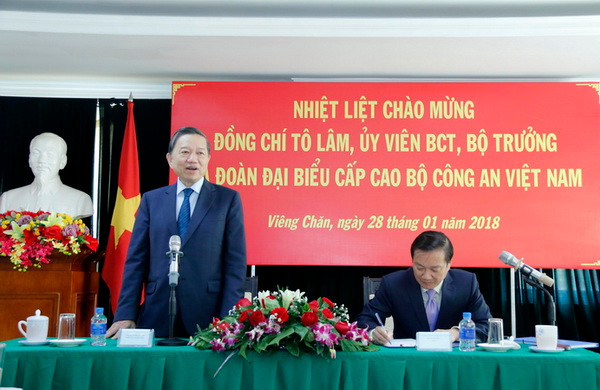 Bộ trưởng Tô Lâm làm việc với cán bộ Đại sứ quán Việt Nam tại Lào ảnh 1