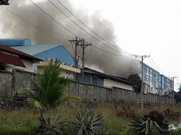 Cháy kho chứa vải nguyên liệu rộng hơn 1.000 m2 tại Bình Dương ảnh 1