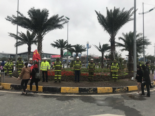 Nhiều cây xanh, thảm cỏ trên tuyến đường cửa ngõ Thủ đô bị xâm hại ảnh 2