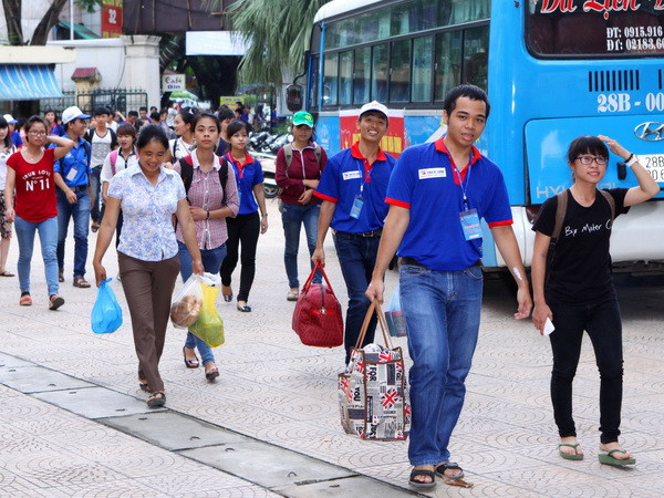 Chủ nhà trọ lấn lướt bóng áo xanh tình nguyện “vây” sĩ tử ảnh 1