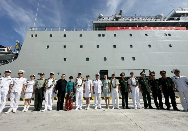 Đại biểu hai nước chụp ảnh chung tại lễ đón. (Ảnh: Trần Lê Lâm/TTXVN) Tàu huấn luyện Thích Kế Quang của Hải quân Trung Quốc thăm Đà Nẵng ảnh 3