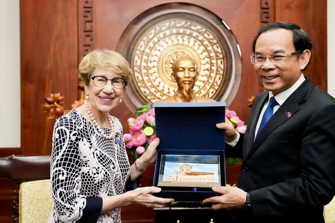 Bí thư Thành ủy TP Hồ Chí Minh Nguyễn Văn Nên tặng quà lưu niệm cho bà Margaret Beazley, Thống đốc bang New South Wales, Australia. (Ảnh: Xuân Anh/TTXVN) Thúc đẩy hợp tác đa lĩnh vực giữa Việt Nam và Australia ảnh 1
