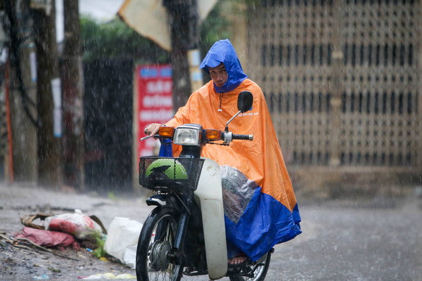 Mưa và dông trên cả đất liền và biển trong ngày cuối tuần ảnh 1
