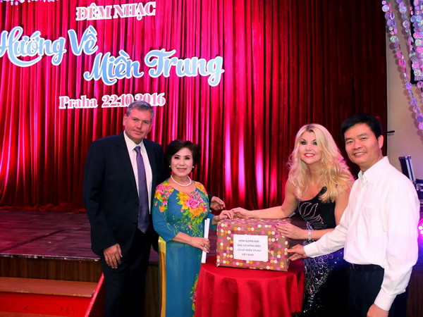 600 triệu đồng ủng hộ miền Trung trong đêm nhạc và đấu giá tại Séc ảnh 1