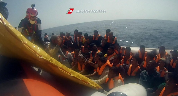 2.400 người được cứu, 14 người thiệt mạng ở ngoài khơi Libya ảnh 1