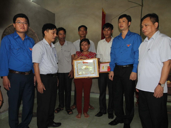 Tr​uy tặng huy hiệu “Tuổi trẻ dũng cảm” cho em gái quên mình cứu bạn ảnh 1