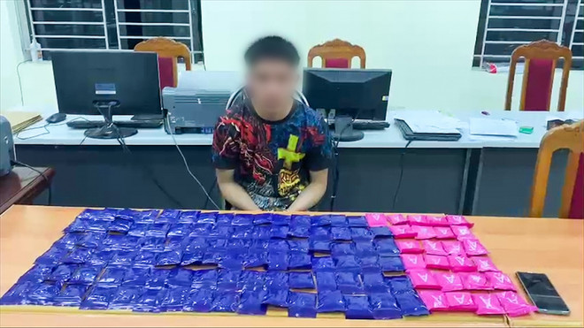 Pheng Khăm Phăn Tụi cùng tang vật tại cơ quan Công an. (Nguồn: Công an) Sơn La: Bắt giữ đối tượng mua bán 24.000 viên ma túy tổng hợp ảnh 1