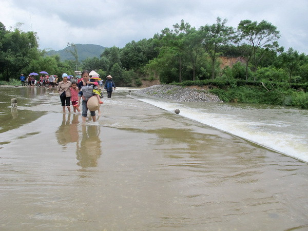 Nhiều người bị lũ cuốn trôi do ảnh hưởng của bão số 3 ảnh 1