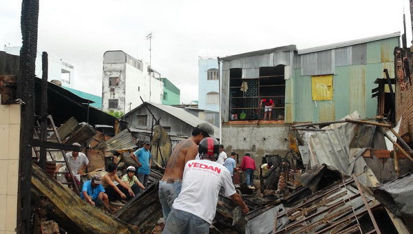 Hỗ trợ ban đầu 100 triệu cho các hộ trong vụ hỏa hoạn ở Long Xuyên ảnh 2