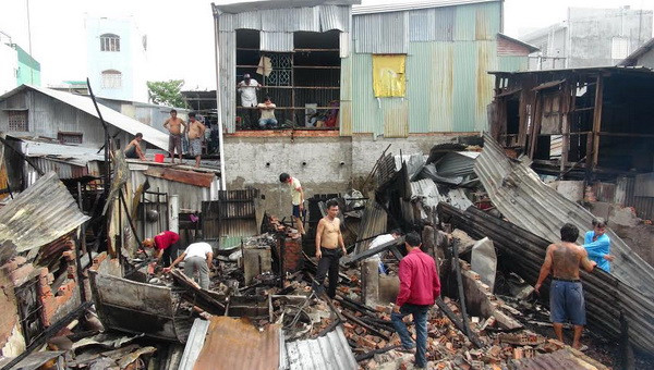 Hỗ trợ ban đầu 100 triệu cho các hộ trong vụ hỏa hoạn ở Long Xuyên ảnh 1