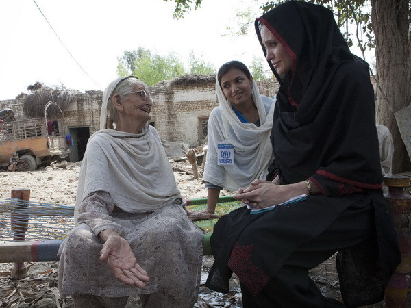 Nữ diễn viên Angelina Jolie nhận giải Oscar danh dự ảnh 1