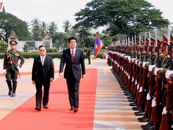 Thủ tướng Nhật Bản Shinzo Abe thăm chính thức Lào ảnh 1