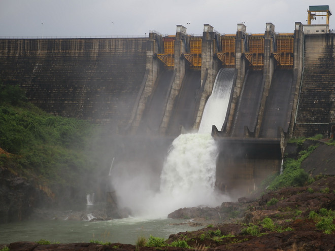 Hiện vẫn còn năm hồ chứa thủy điện giảm lưu lượng xả nước ảnh 1