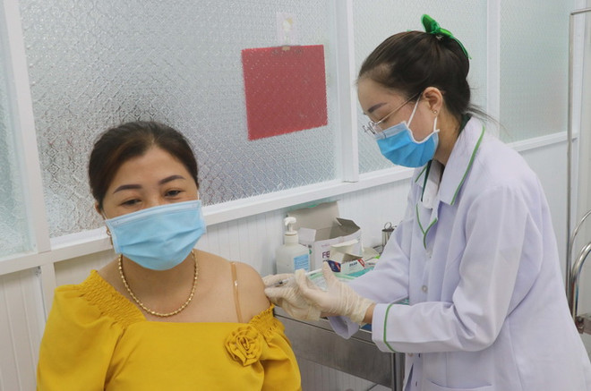 Với dân số gần 1,2 triệu người, Cà Mau cần phải tiêm cho khoảng 815.000 người để đạt miễn dịch cộng đồng. (Ảnh: Huỳnh Anh/TTXVN) Cà Mau phấn đấu đến cuối năm tiêm đủ 2 mũi cho 95% người trên 18 tuổi ảnh 1