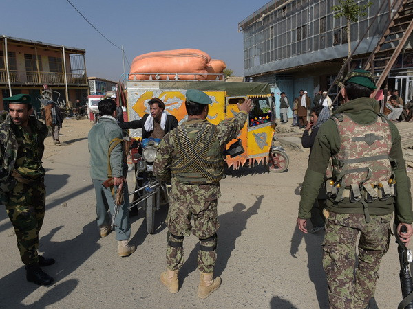 Lực lượng an ninh Afghanistan phong tỏa tuyến đường tới căn cứ không quân Bagram sau vụ nổ. (Ảnh: AFP/TTXVN) Bốn người Mỹ bị thiệt mạng trong một vụ đánh bom ở Afghanistan ảnh 1