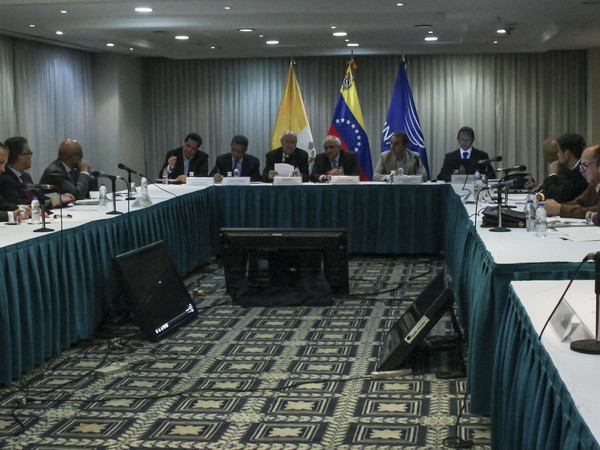 Đại diện của các bên tại vòng đối thoại ở Caracas ngày 11/11 vừa qua. (Ảnh: AFP/TTXVN) Chính quyền Venezuela và phe đối lập soạn lộ trình vượt khủng hoảng ảnh 1