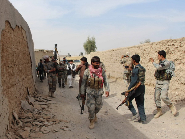 Lực lượng an ninh Afghanistan trong chiến dịch truy quét phiến quân Taliban tại Bolan, tỉnh Helmand ngày 29/10 vừa qua. (Ảnh: EPA/TTXVN) Taliban chưa sẵn sàng đàm phán hòa bình với Chính phủ Afghanistan ảnh 1