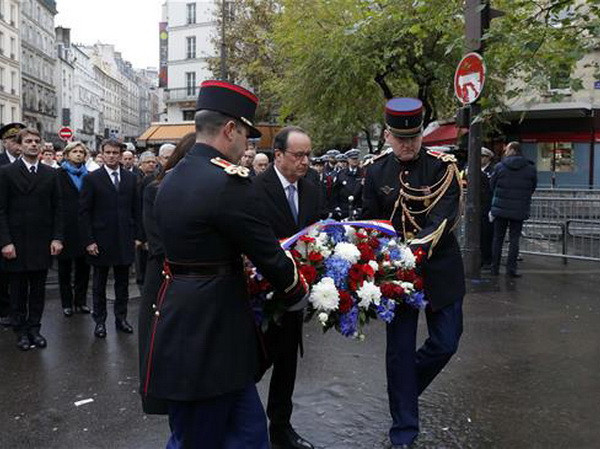 Pháp tưởng niệm các nạn nhân của loạt vụ khủng bố 13/11/2015 ảnh 1