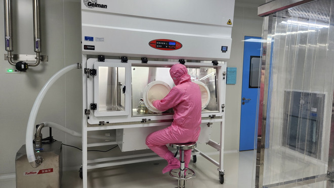 Nghiên cứu, sản xuất thuốc ở Nhà máy sản xuất thuốc điều trị ung thư của Công ty Cổ phần Dược-Trang thiết bị y tế Bình Định - Bidiphar. (Ảnh: Sỹ Thắng/TTXVN) ttxvn_thit bi y te Binh Dinh.jpg
