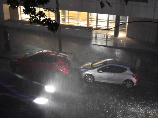 Bão kèm theo mưa lớn gây ngưng trệ hệ thống tàu điện ngầm ở Paris ảnh 1