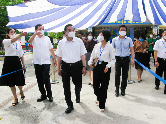 Chủ tịch Hà Nội trực tiếp kiểm tra điểm thi tại THCS Bế Văn Đàn ảnh 1