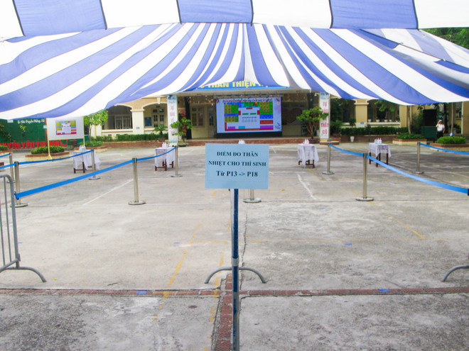 Chủ tịch Hà Nội trực tiếp kiểm tra điểm thi tại THCS Bế Văn Đàn ảnh 2