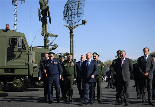 Tổng thống Vladimir Putin cùng các quan chức cấp cao quân đội Nga thăm trung tâm bay thử nghiệm quân sự ở Akhtubinsk, Nga. (Ảnh: AFP/TTXVN) Tổng thống Putin tuyên bố Nga sẽ tiếp tục hiện đại hóa quân đội ảnh 1